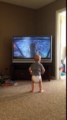 Tatlı bebek Rocky'nin her hareketini ezberlemiş!