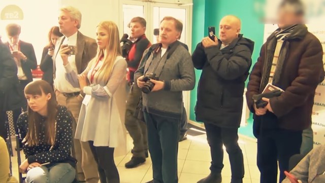 Идентификация девушки из видеоролика, где Навальный открывает свой штаб. FindFace