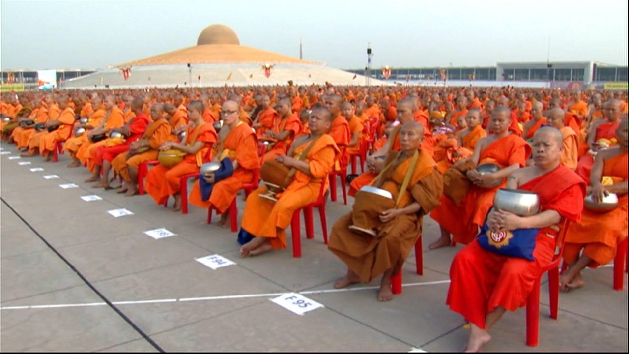 Thai temple standoff, thousands refuse to leave