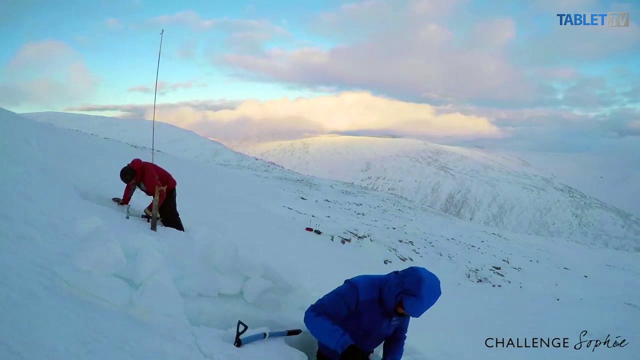 V Škótsku si nadšenci zimy vyhĺbili snežnú jaskyňu