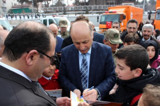 Validen Imza Alabilmek Için Birbirleriyle Yarıştılar