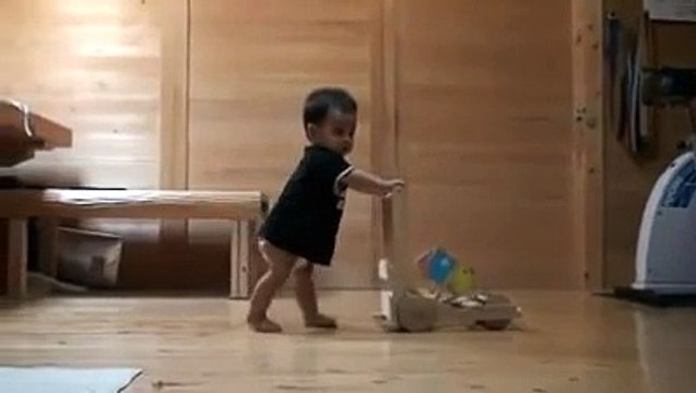 Bebeğe Yürümeyi Öğreten Kedi ) - Komik Ve İlginç Videolar