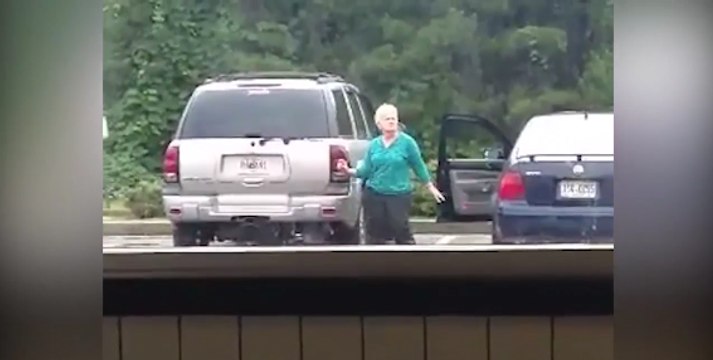Une mamie qui danse joyeusement sur un parking