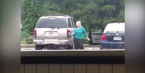 Une mamie qui danse joyeusement sur un parking
