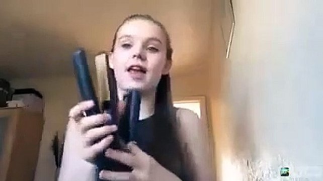 Elle se crame l'oreille avec son fer à lisser