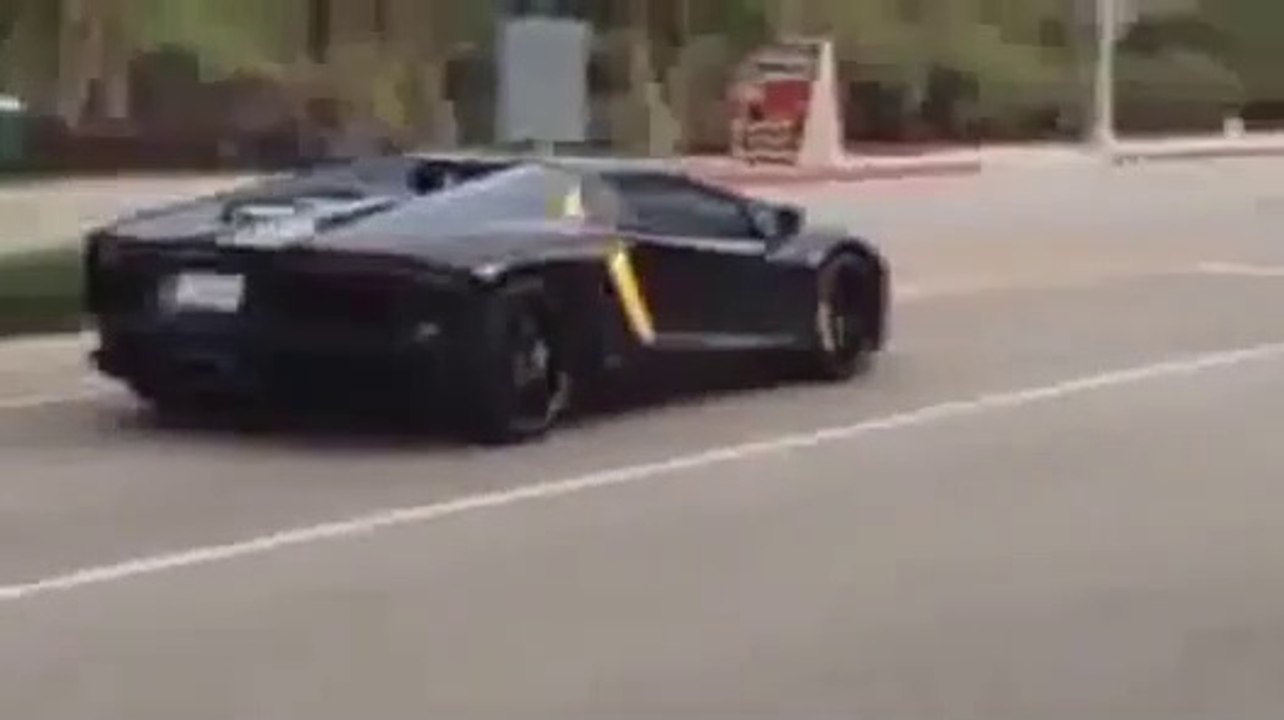 Il éclate une Lamborghini à coup de pierre pour se venger d'un chauffard