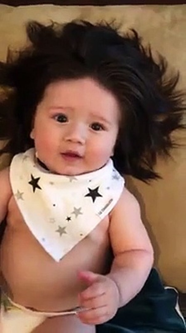 Regardez Les Cheveux Longs De Ce Bebe De 7 Mois Video Dailymotion