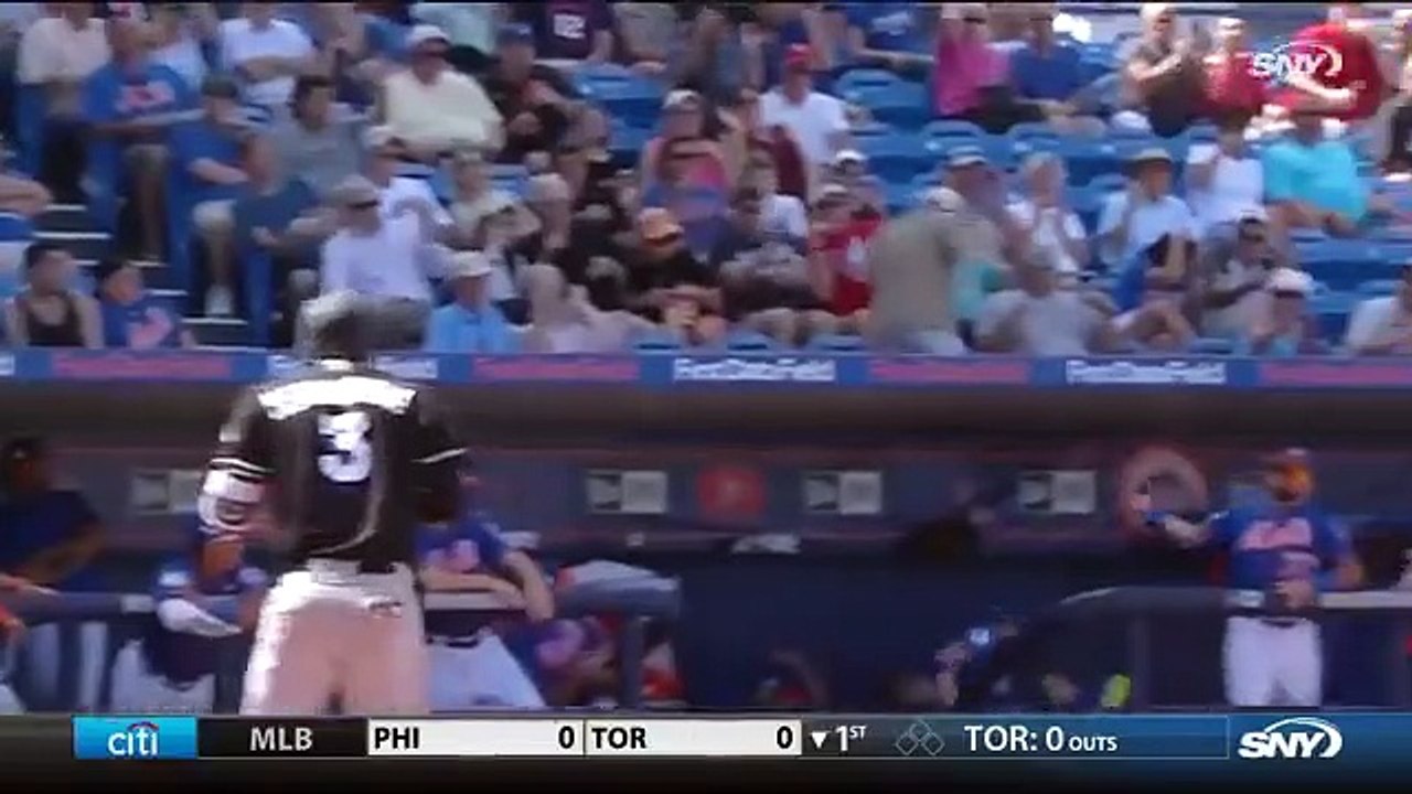 Ce joueur de baseball rattrape une batte en plein vol ! Dingue...