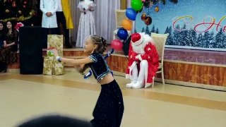 Little Russian Girl dancing on Indian song ! Aaja Nachle || Little girl best dance of 2017 || Best dance of 2017