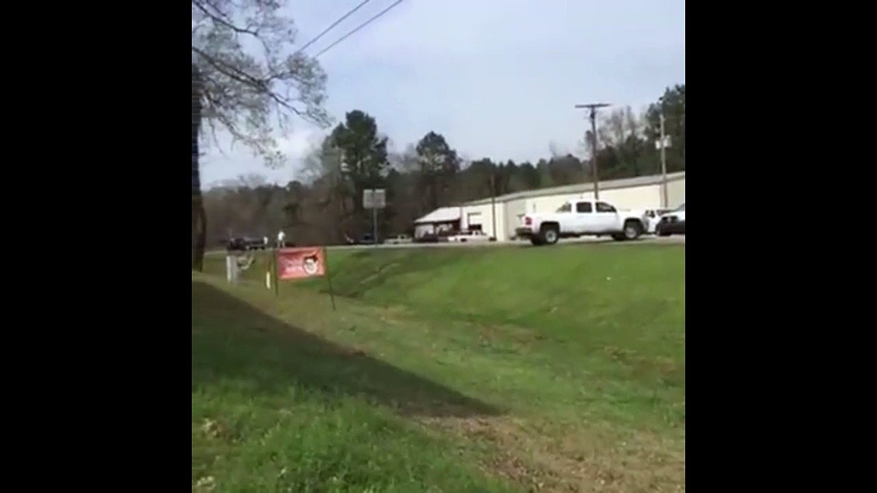 Il s'évade de prison et fait un vol plané en pickup pendant la course poursuite