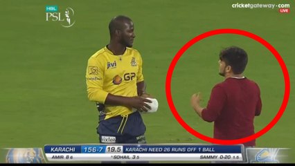 Fan runs on the pitch before the last ball so Darren Sammy takes a selfie with him PSL2017