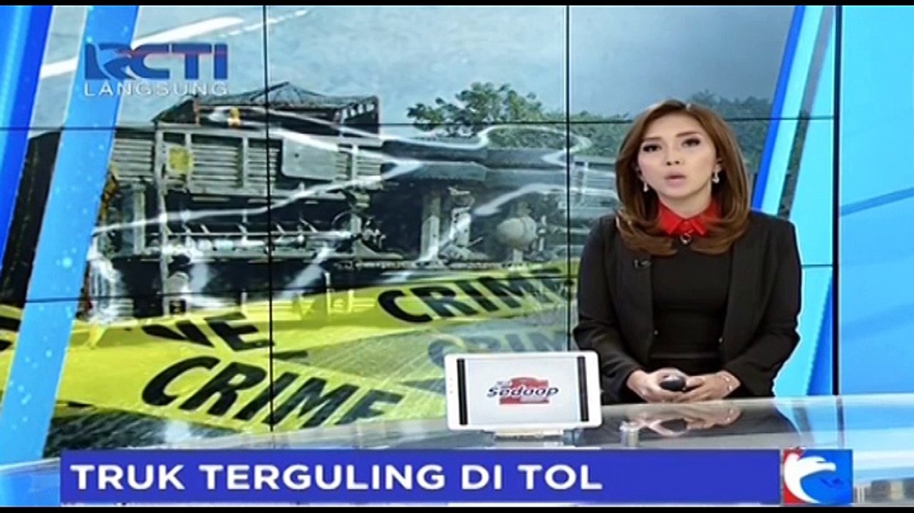 Truk Pasir Terguling di Tol Cakung