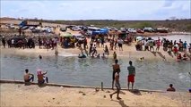 Em Pernambuco, moradores comemoraram a chegada da água da Transposição do rio São Francisco