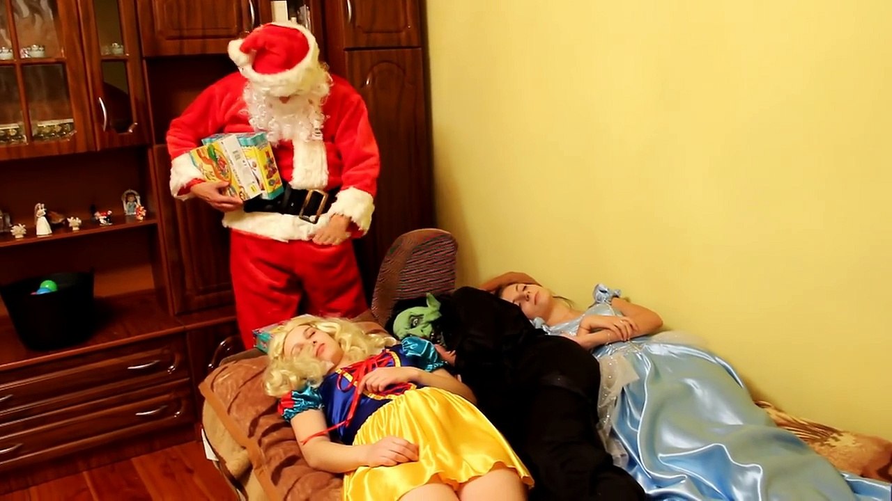 Evil Elsa KIDNAPS SANTA! w/ Spiderman Joker Car Maleficent Pink Spidergirl Frozen Anna Sup