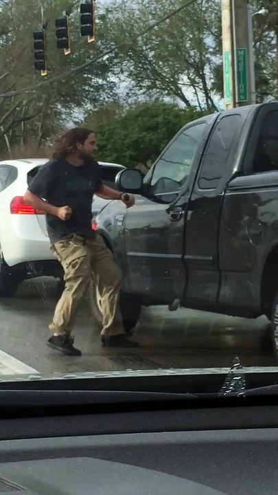 Stoplight Road Rage with Pepper Spray