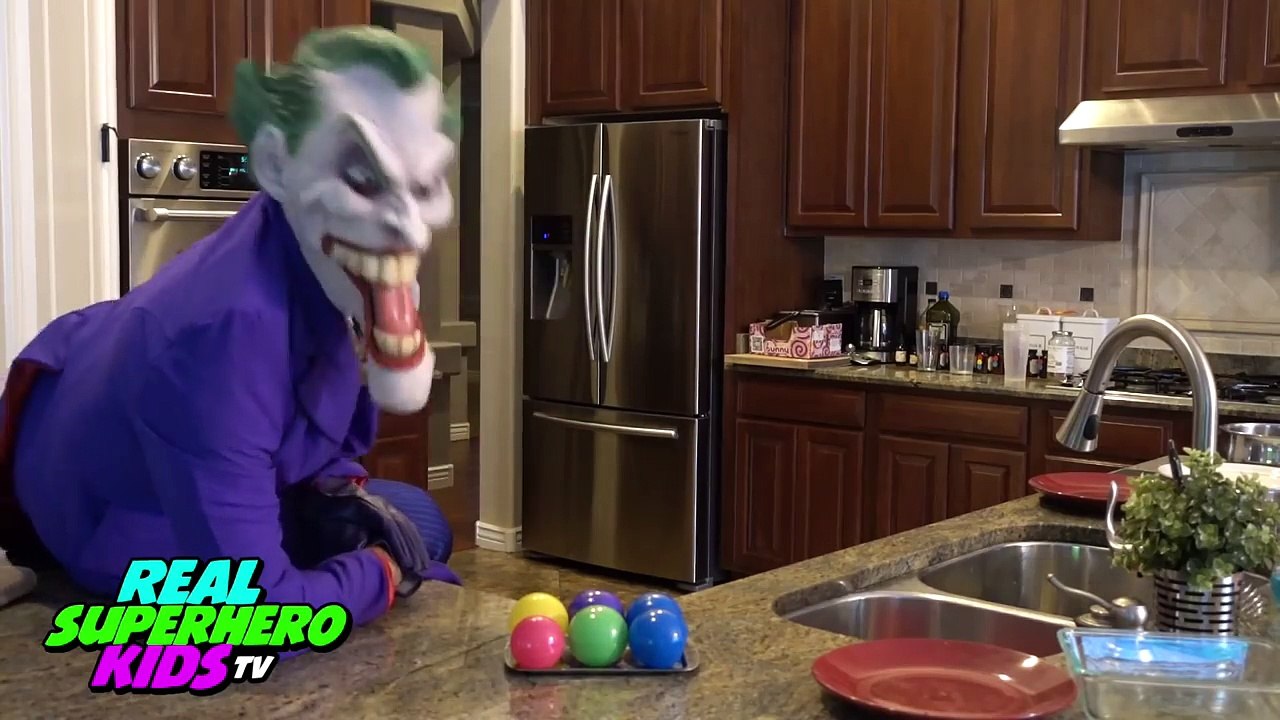 SPIDERMAN VOMIT RAINBOW COLORED BALLS w/ PREGNANT PINK SPIDERGIRL and FROZEN ELSA vs Joker