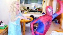 Человек-паук против Дартс против малефисента против замороженные Эльза против Batdog смешной супергерой в реальной жизни