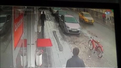 Çatıdan Düşen Kar Kütlesi 2 Aracı Hurdaya Çevirdi