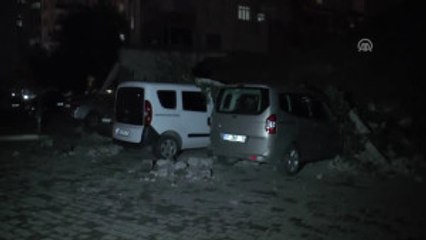 Istinat Duvarı 6 Aracın Üzerine Yıkıldı