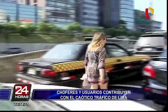Choferes y pasajeros contribuyen con el caótico tráfico en Lima