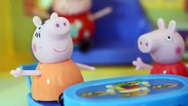 Pig George Da Familia Peppa Pig Banho na Banheira de Espuma!!! Em Portugues Tototoykids