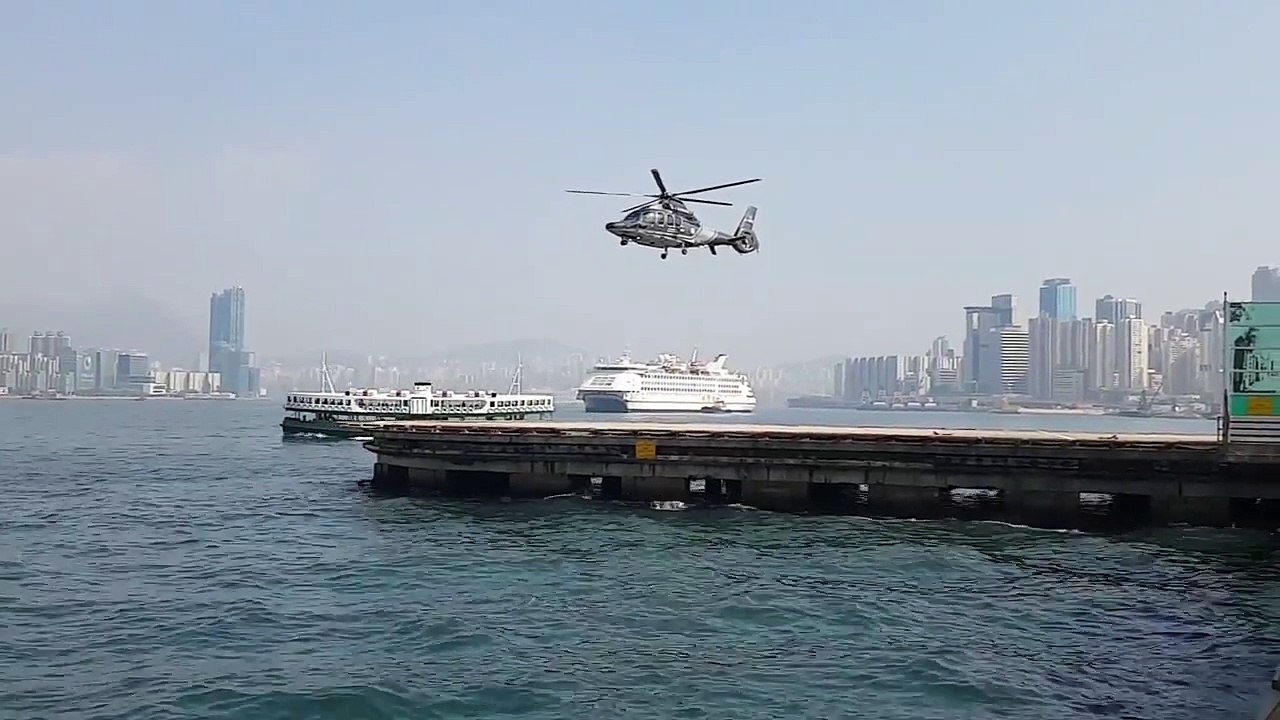 On a l'impression que les pales de cet hélicoptère sont immobile!