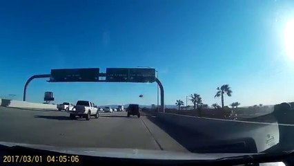 Video herunterladen: Crash impressionnant sur l'autoroute. Couper la route à un camion c'est pas bon