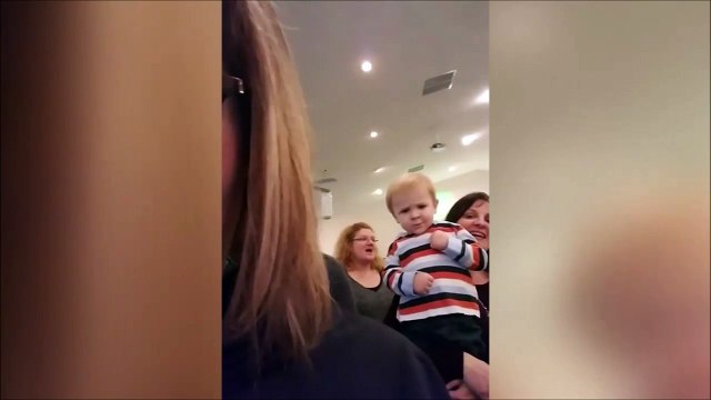 Ce gamin est un futur Guitar Hero!!!!