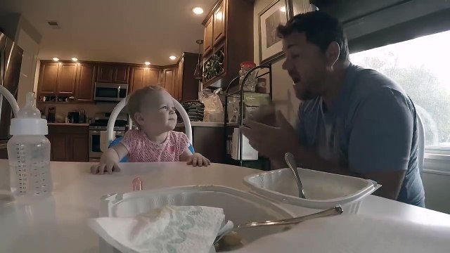 Tous les deux sourds, il apprend à sa petite fille Bayleigh comment chanter en langue des signes