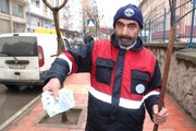 Kaldırımda Bulduğu Maaşı Değerindeki Parayı Anında Polise Teslim Etti