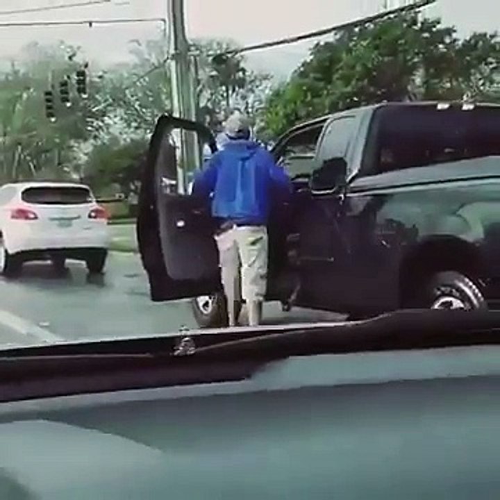 Furieux, il explose la vitre d’un automobiliste avec son poing !