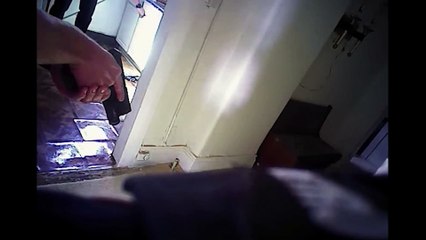 Assault de police d'intervention : suspect caché sous le matelas !