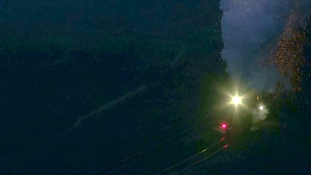 Ce train de mine à vapeur produit des millliers d'étincelles en chine