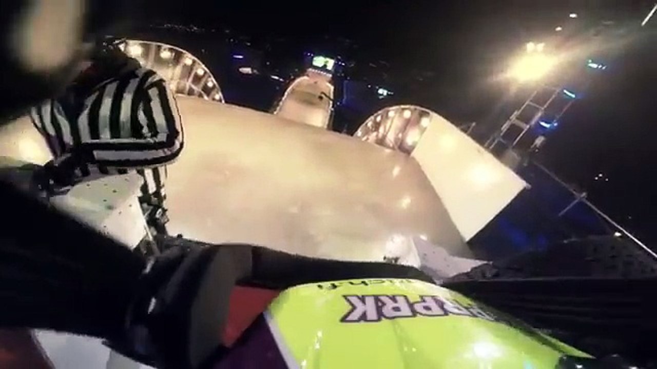 Impressionnantes images de descente en patin à glace !