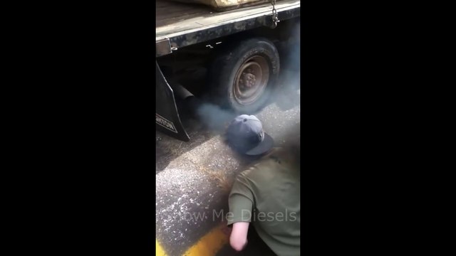 Prendre la fumée du pot d'échappement dans la tête... Les cons