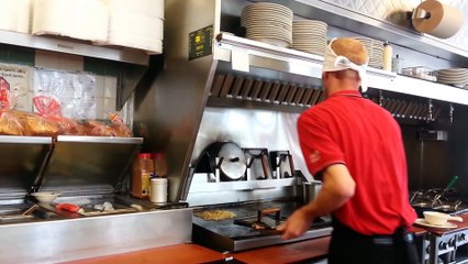 Video herunterladen: Ce mec fait la cuisine les yeux bandés en restaurant..