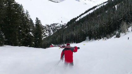 Skier avec ses chaussures mais sans ses skis