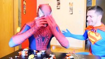 Человек-паук и розовый Человек-паук против Т-Рекс! Футов замороженные Эльза в Веселая жизнь супергероя ж/ комикс реально