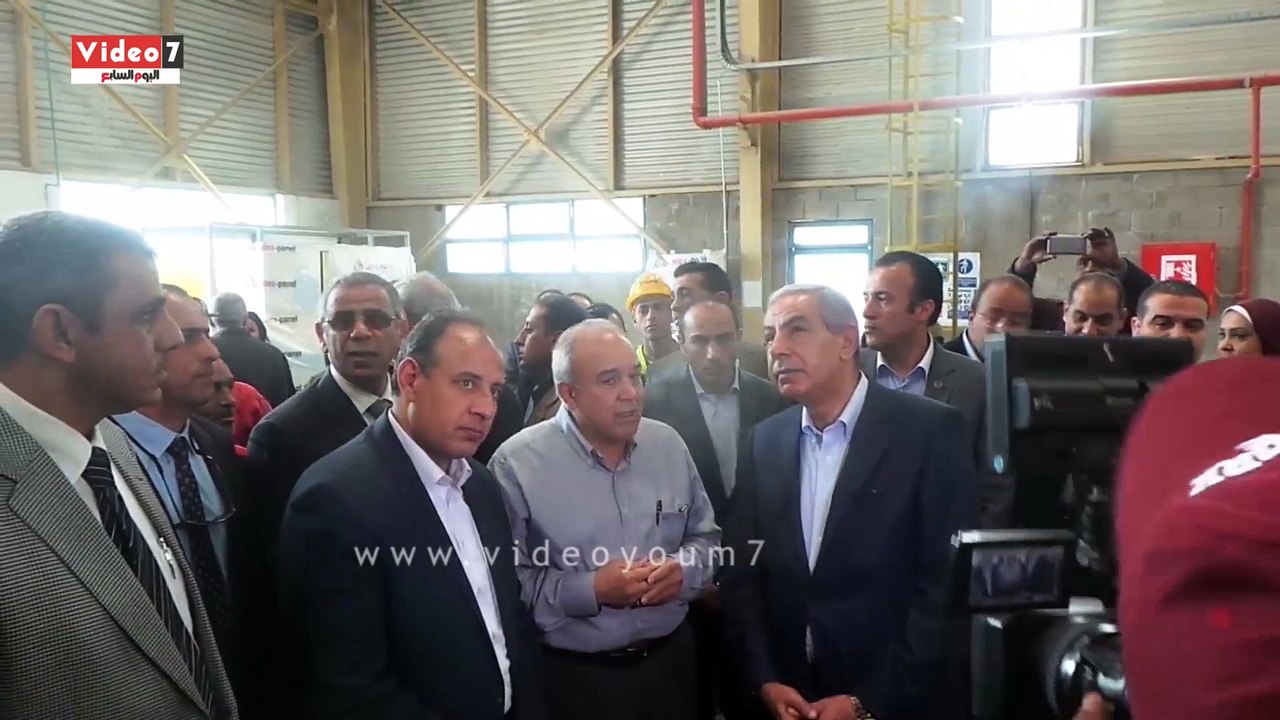 بالفيديو.. وزير الصناعة يتفقد أول مصنع بالشرق ا...