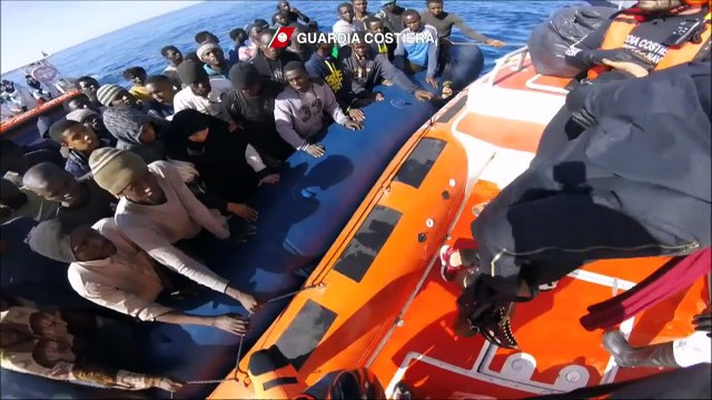 Un millier de migrants secourus au large de la Libye