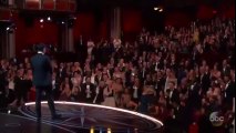Nicole Kidman doesn't know how to clap LMAO