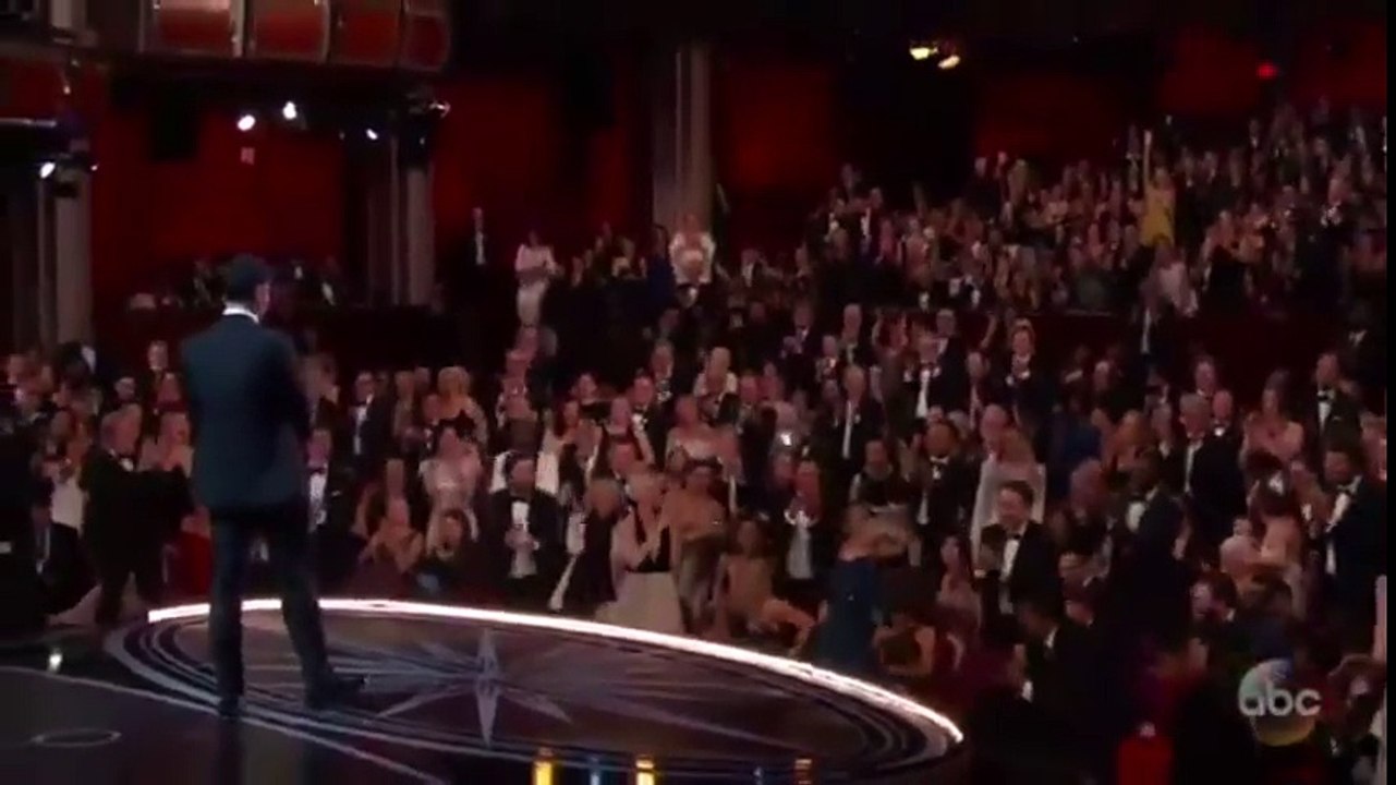 Nicole Kidman doesn't know how to clap LMAO
