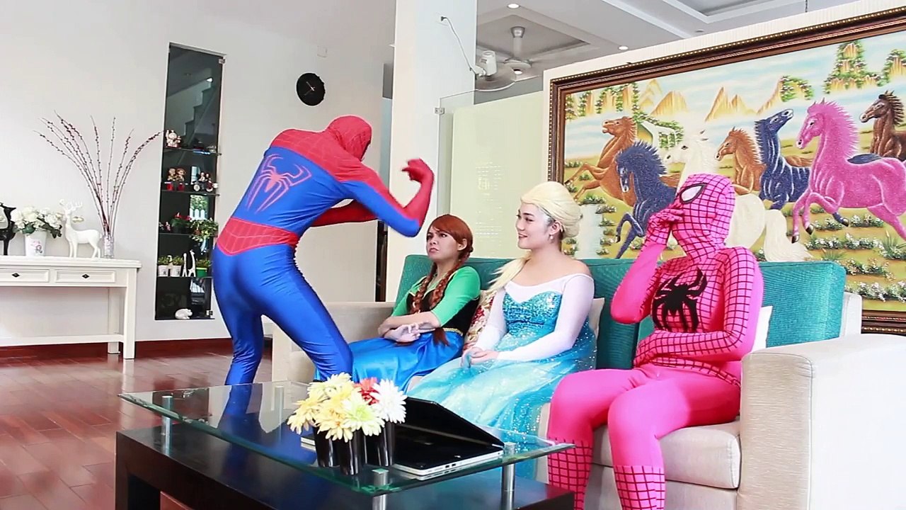 Spiderman & Frozen Elsa vs Evil Queen! Elsa Gets a Gummy Joker Tongue! Superhero Fun in Re