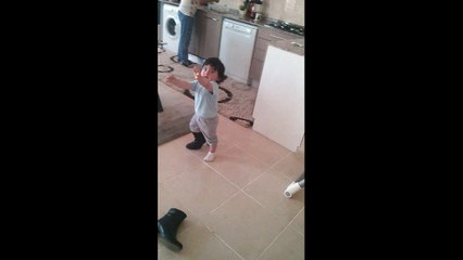 Bebek annesinin ayakkabısını giyiyor - eğlenceli çocuk oyunları