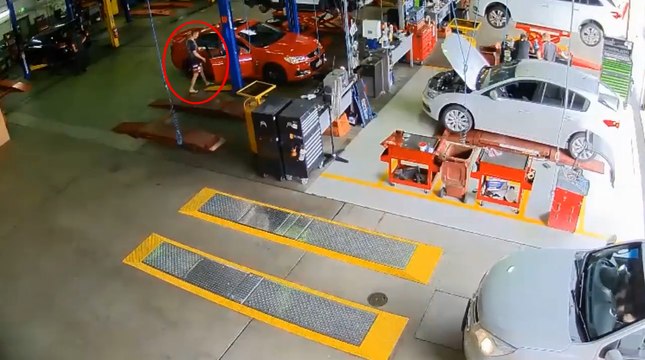 Il entre dans un garage et vole une voiture.