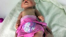 Baby Born Pees on Potty Feeding a Bottle with Milk Changing Diaper of Baby Muñeca hace Pis