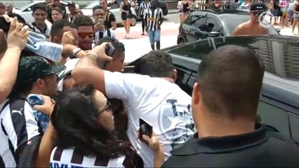 Скачать видео: Torcedores do Botafogo fazem festa por Jefferson na saída do treino