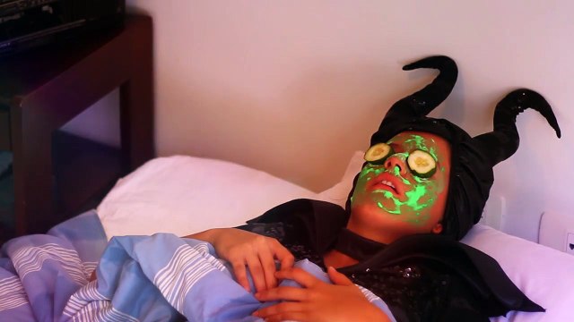 Frozen Elsa WASH Anna DRESS Joker STEAL w/ Spiderman Riddler FUN IRL Superhero in Real Lif