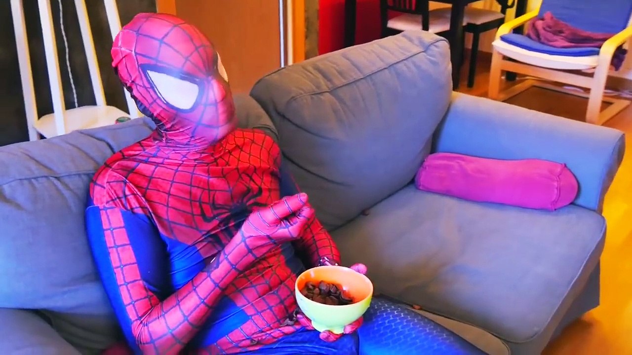 Замороженные спасает Человек-Паук против Джокера замороженные Эльза поцелуи Человек-Паук в реальной жизни Супергерои