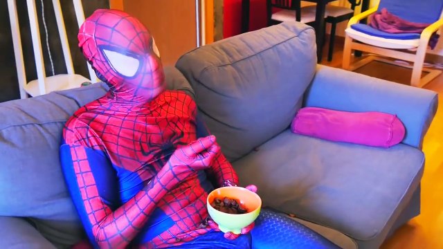 Замороженные спасает Человек-Паук против Джокера замороженные Эльза поцелуи Человек-Паук в реальной жизни Супергерои